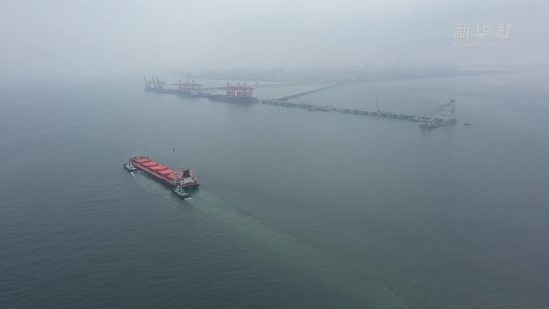 广西防城港企沙港区赤沙作业区1号泊位码头平台全线贯通