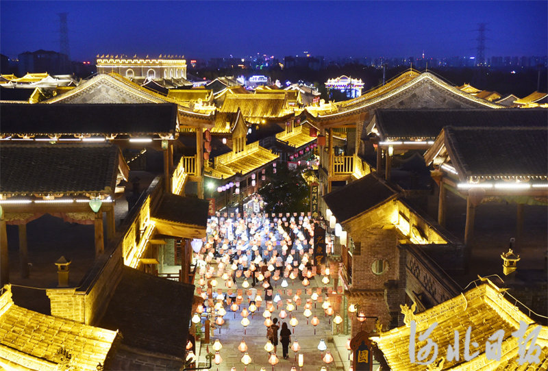 6月21日晚，石家庄市鹿泉区龙泉古镇景区灯火璀璨，流光溢彩。