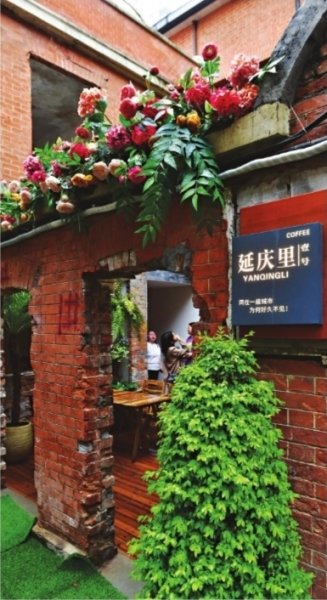 斑驳的砖墙和鲜艳的绿植形成鲜明对比,成了打卡拍照的景点。