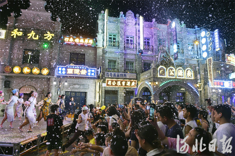 6月21日晚，游客在龙泉古镇景区文艺演出现场拍照留念。