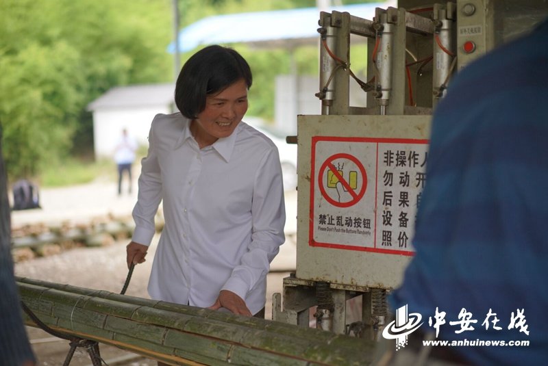 胡晓萍的竹厂带动了50多名脱贫户就业，厂工们提起她便竖起大拇指。