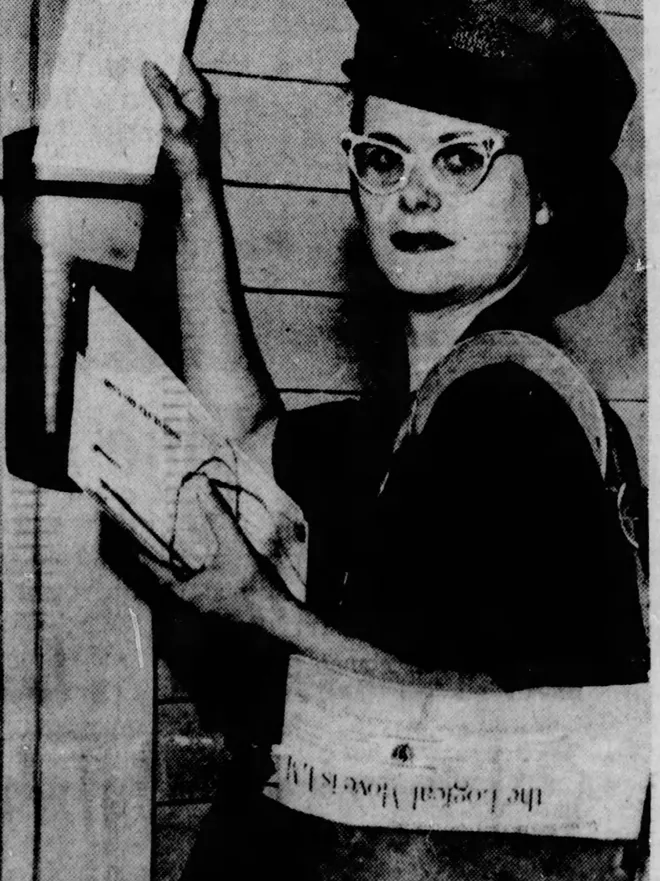 1964年6月30日，37岁的弗洛伦斯·路易丝·罗斯在阿克伦第一天投递信件，这是她成为阿克伦第一个女邮递员的第一天。