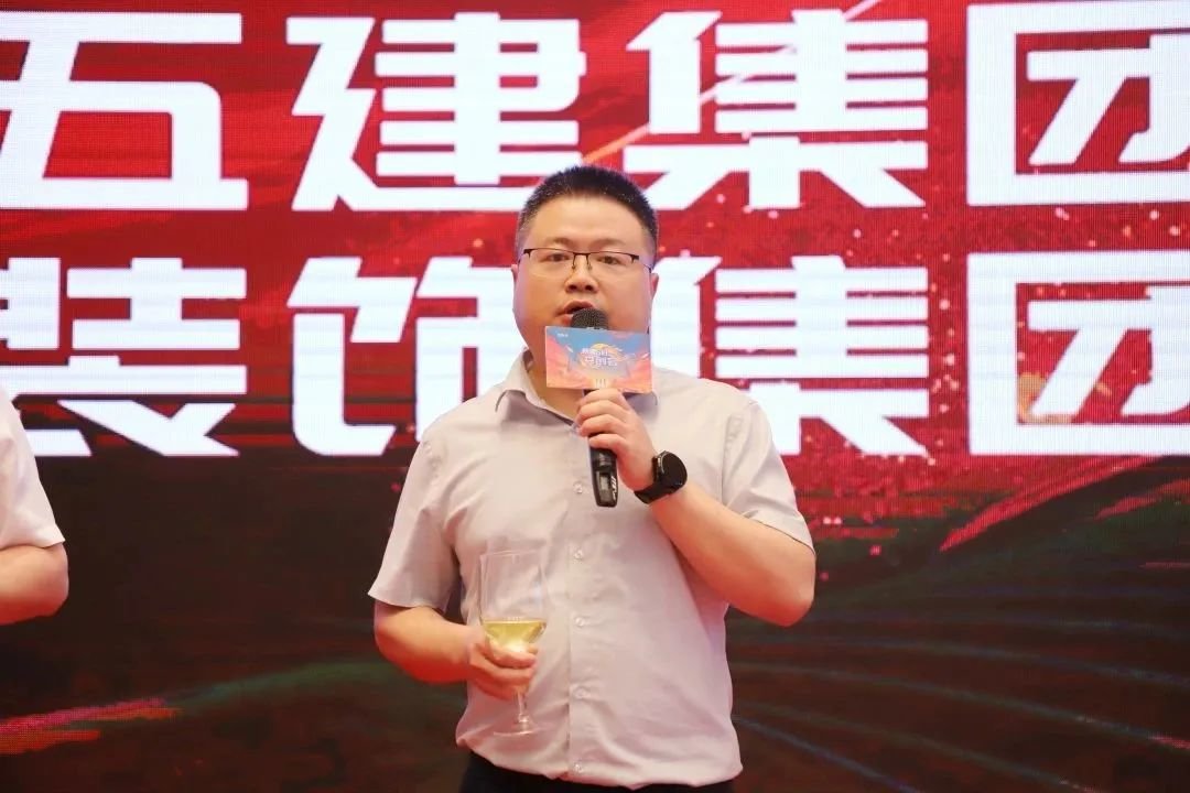 采购单位代表陕建五建集团资源中心主任杨步荣发言。