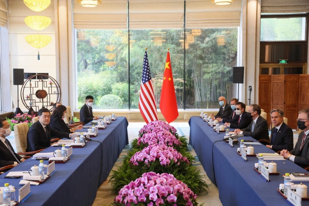 6月18日，中国国务委员兼外长秦刚在北京同布林肯举行会谈。秦刚表示，双方应不折不扣落实习近平主席和拜登总统巴厘岛会晤共识，推动中美关系止跌企稳，重回正轨。