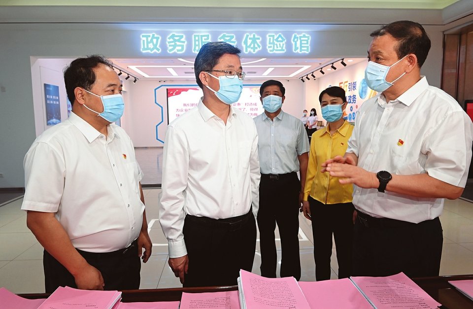 六月二十日，山西省委书记蓝佛安在山西省行政审批服务管理局督导调研主题教育开展情况。山西日报记者 李联军 摄