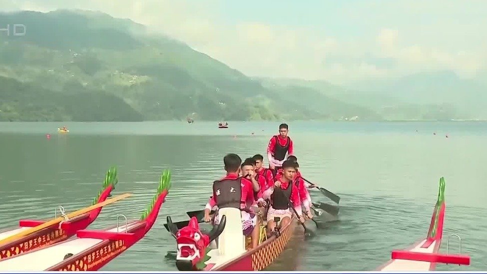 在尼泊尔雪山脚下划龙舟是什么体验？凤凰带你看