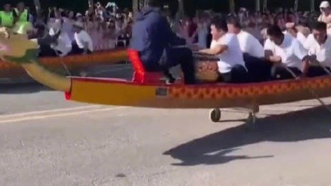 新疆划的居然是旱地龙舟