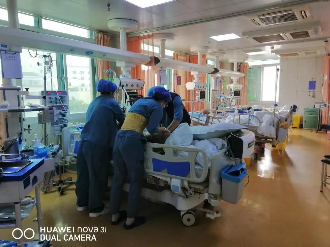 暖医 | 重症监护室护士剪影 : 我本柔弱 为“护”则刚