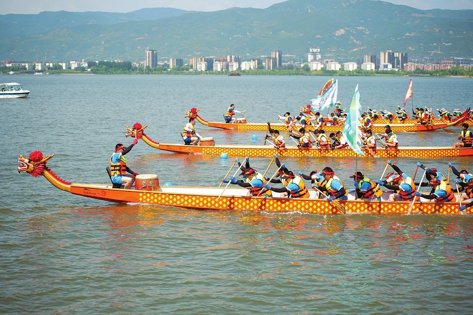 六月二十日，太原市晋阳湖公园内，赛龙舟、舞龙和水上表演精彩纷呈，让现场观众大饱眼福。山西日报记者 阮洋 摄