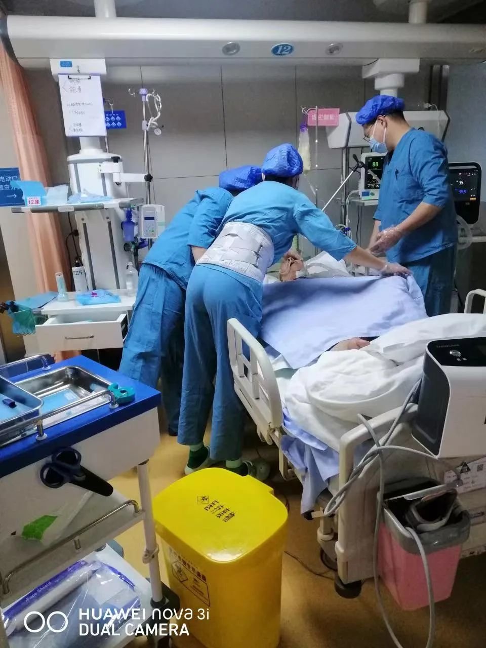 暖医 | 重症监护室护士剪影 : 我本柔弱 为“护”则刚