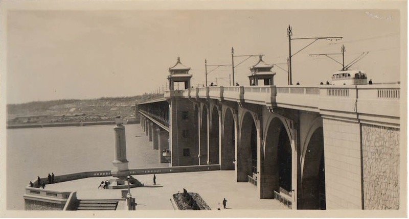 图11  武汉长江大桥（黄鹤楼大壁画原址，20世纪50年代修建大桥时蛇山被部分平整）