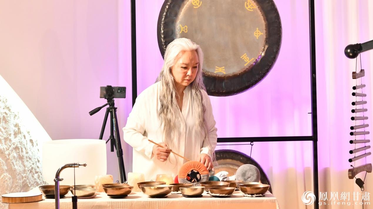 在冥想音乐会现场，声音艺术家熊茵奉上精彩听觉盛宴。 仇志敏 摄