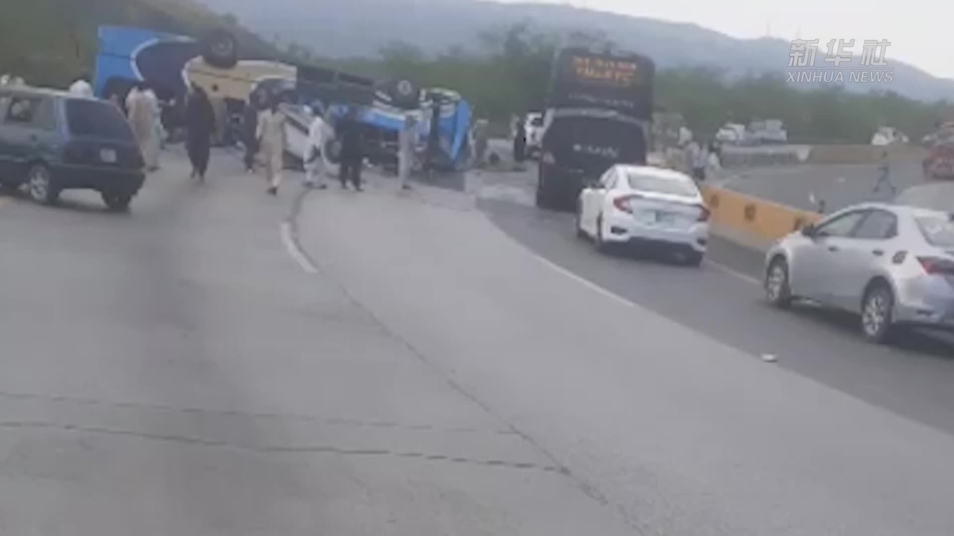巴基斯坦东部发生客车翻车事故致14人死亡