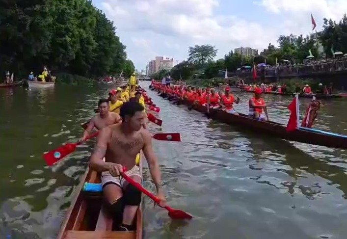 沉浸式体验划龙舟 真怕翻船_凤凰网视频_凤凰网