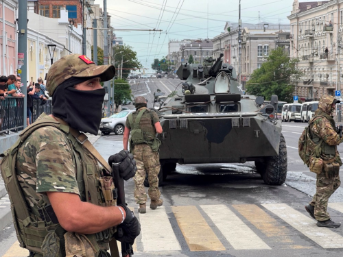 普里戈任在Telegram上发布的一段视频中表示，他的部队控制了顿河畔罗斯托夫的军事设施和机场。图为瓦格纳叛军在位于罗斯托夫的南部军区总部附近的一条街道上站岗。
