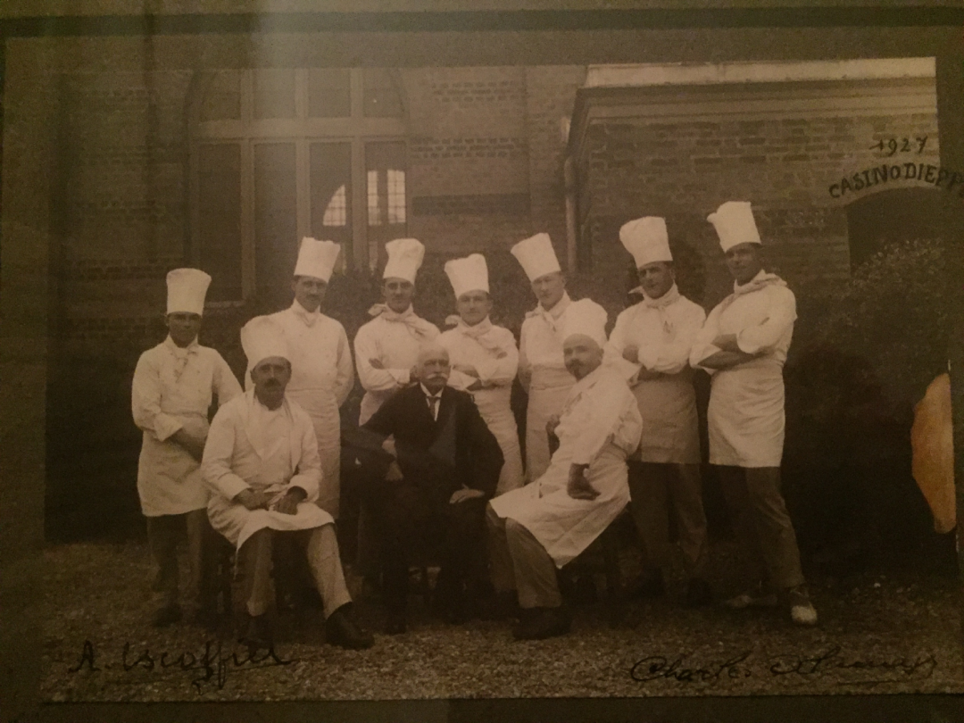 上个世纪的厨师们戴着白色厨师帽