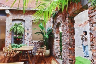 咖啡馆后面的小院摆着木质桌椅。