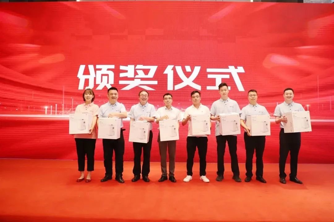 物流集团总经理助理张恒涛颁奖。