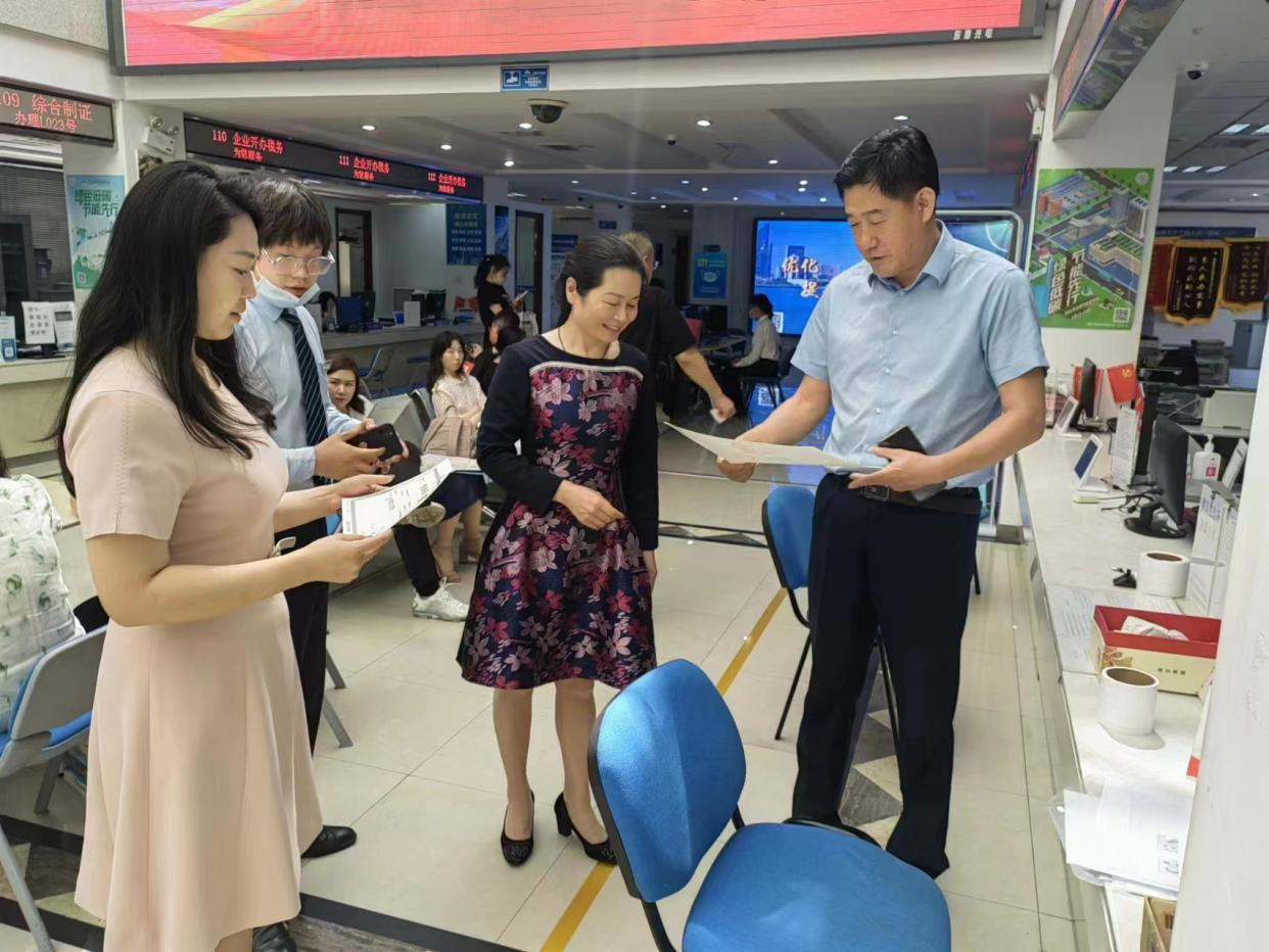 这个“专窗”开得好！局长化身办事员，服务群众“面对面”