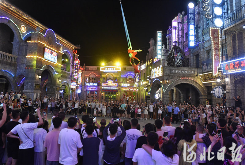 6月21日晚，游客在位于石家庄市鹿泉区的龙泉古镇景区欣赏杂技表演。