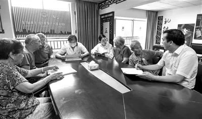 江西省南昌县纪委监委围绕对村(社区)巡察中发现的养老服务共性问题,推动主管部门在全县开展养老服务领域专项治理。图为该县纪委监委在某社区了解养老服务情况。周胜华 摄