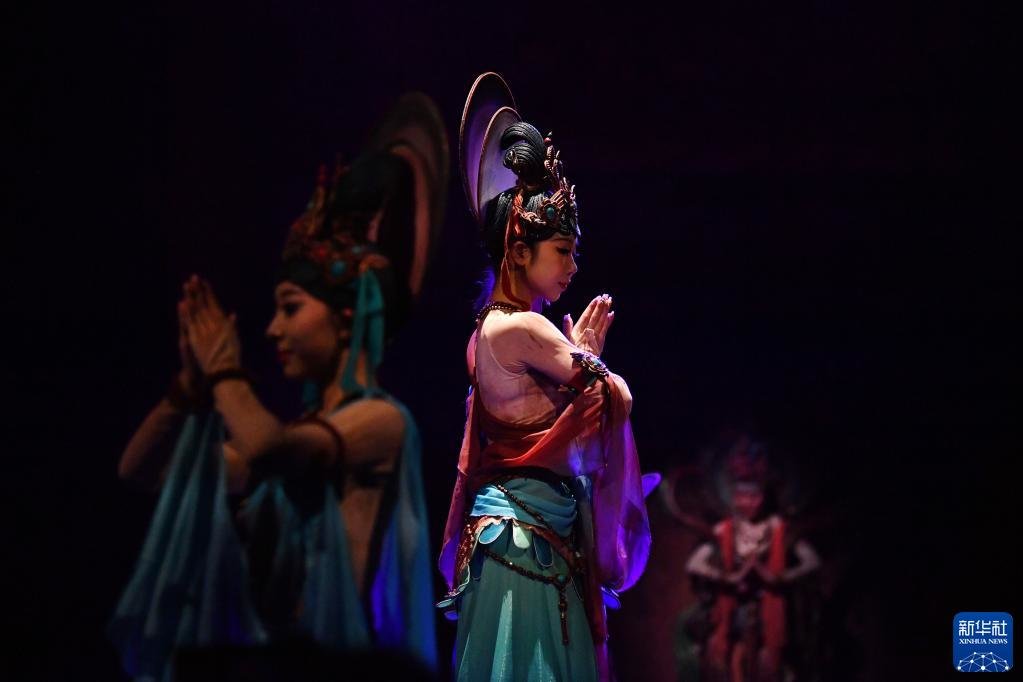演员在大型洞窟式沉浸体验剧《乐动敦煌》中表演(6月17日摄).