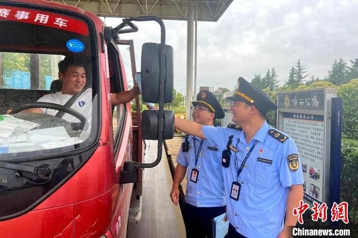图为执法人员在国省干线执法检查。　西安市交通运输综合执法支队供图