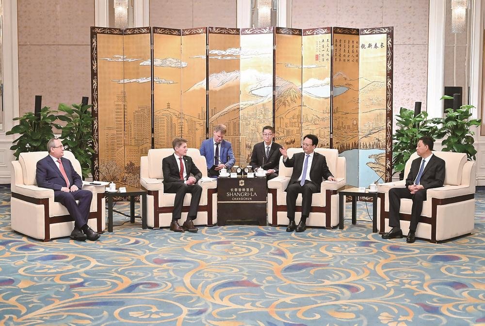 6月17日，省委书记景俊海，省委副书记、省长胡玉亭在长春会见俄罗斯滨海边疆区州长科热缅科&middot;奥列格一行。 本报记者 邹乃硕 摄