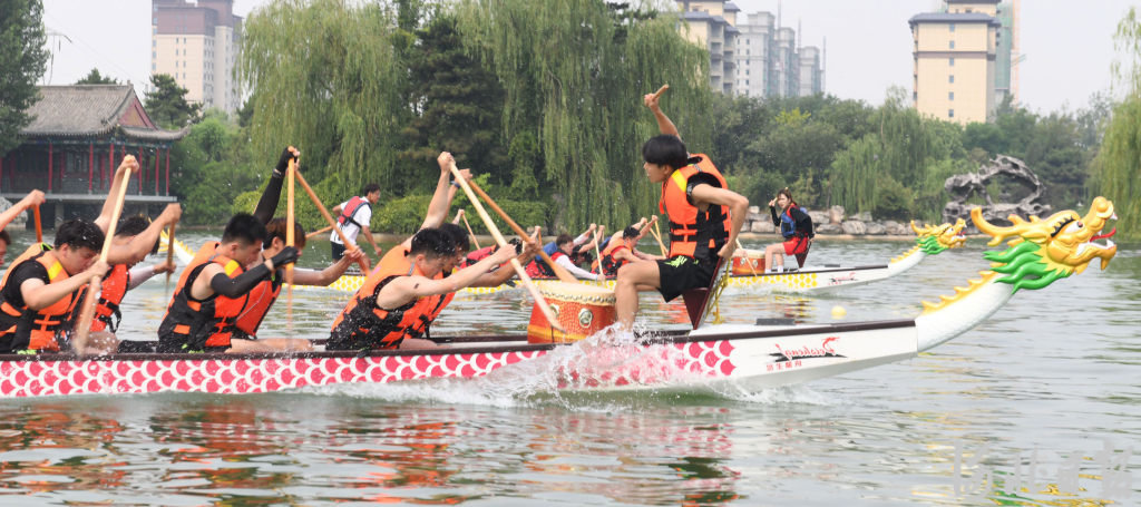 2023年6月17日，龙舟选手在位于石家庄新乐市的河北美院南校区湖面进行龙舟比赛。