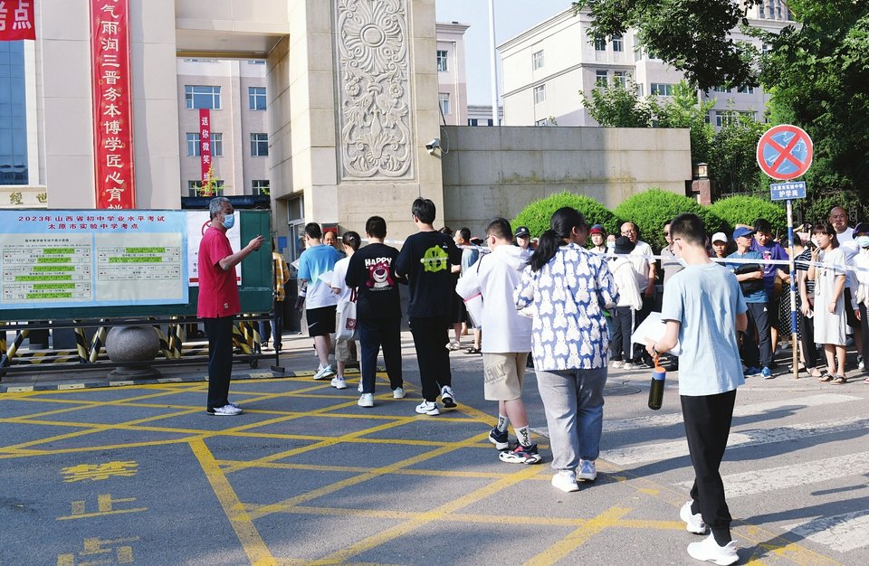 6月20日，太原市实验中学考点，考生有序进场。山西晚报记者 钟清 摄