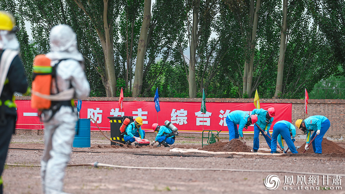 中国石油西北销售公司油库工作人员紧急挖掘泄漏管线，准备堵漏。李德宇 摄