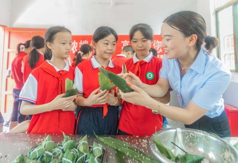 吉安永新县：学包粽子 喜迎端午