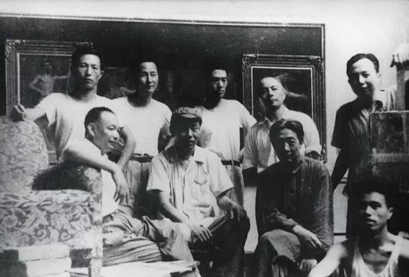 图8 徐悲鸿与教师进修班成员在北京合影（前排左起：江丰、王式廓、徐悲鸿。后排左起：曹思明、庄子曼、冯法祀、倪贻德、李宗津），1953年9月