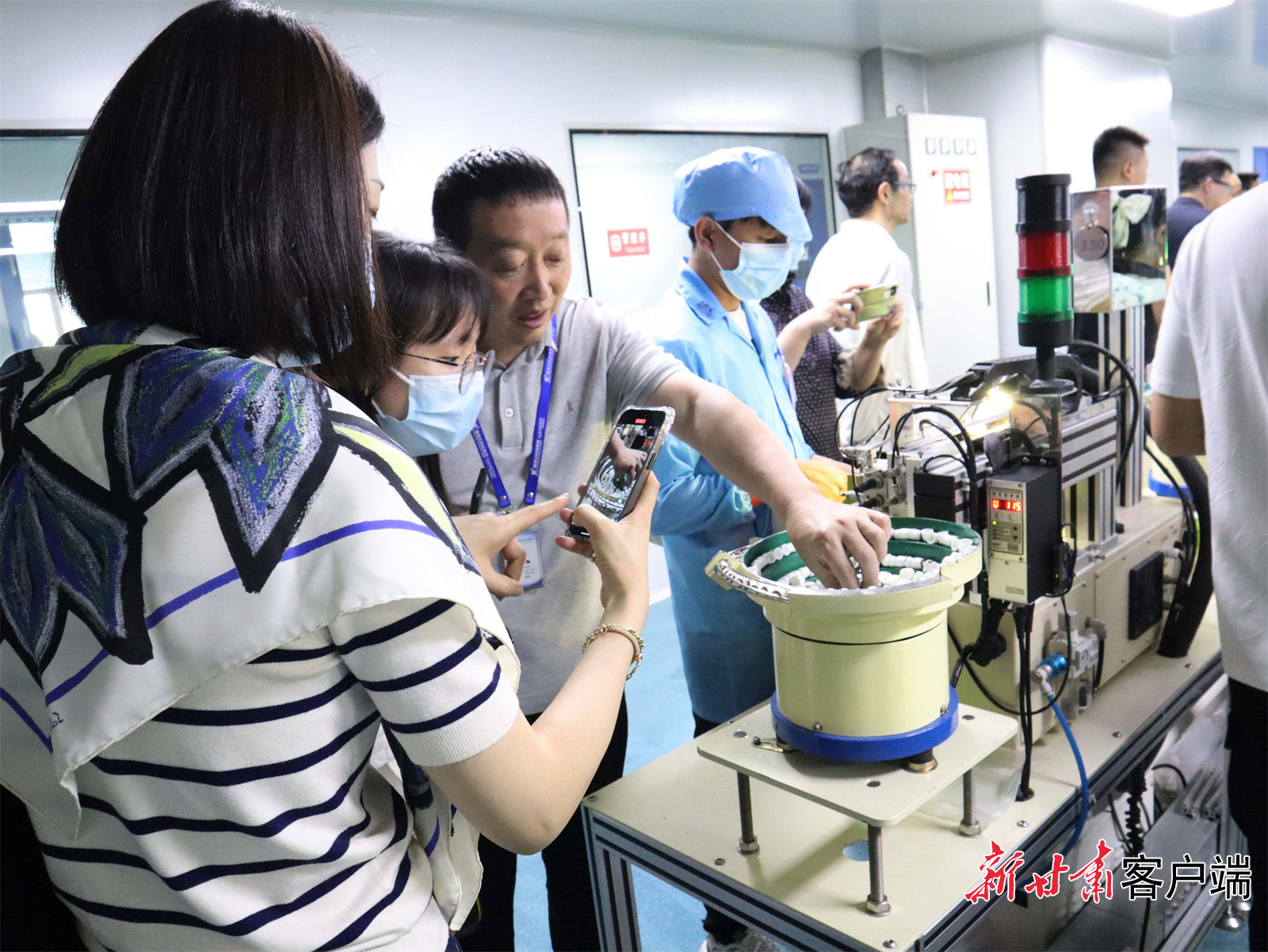 在甘肃康视达公司的生产流水线观摩产品生产 新甘肃·甘肃日报记者 彭雯