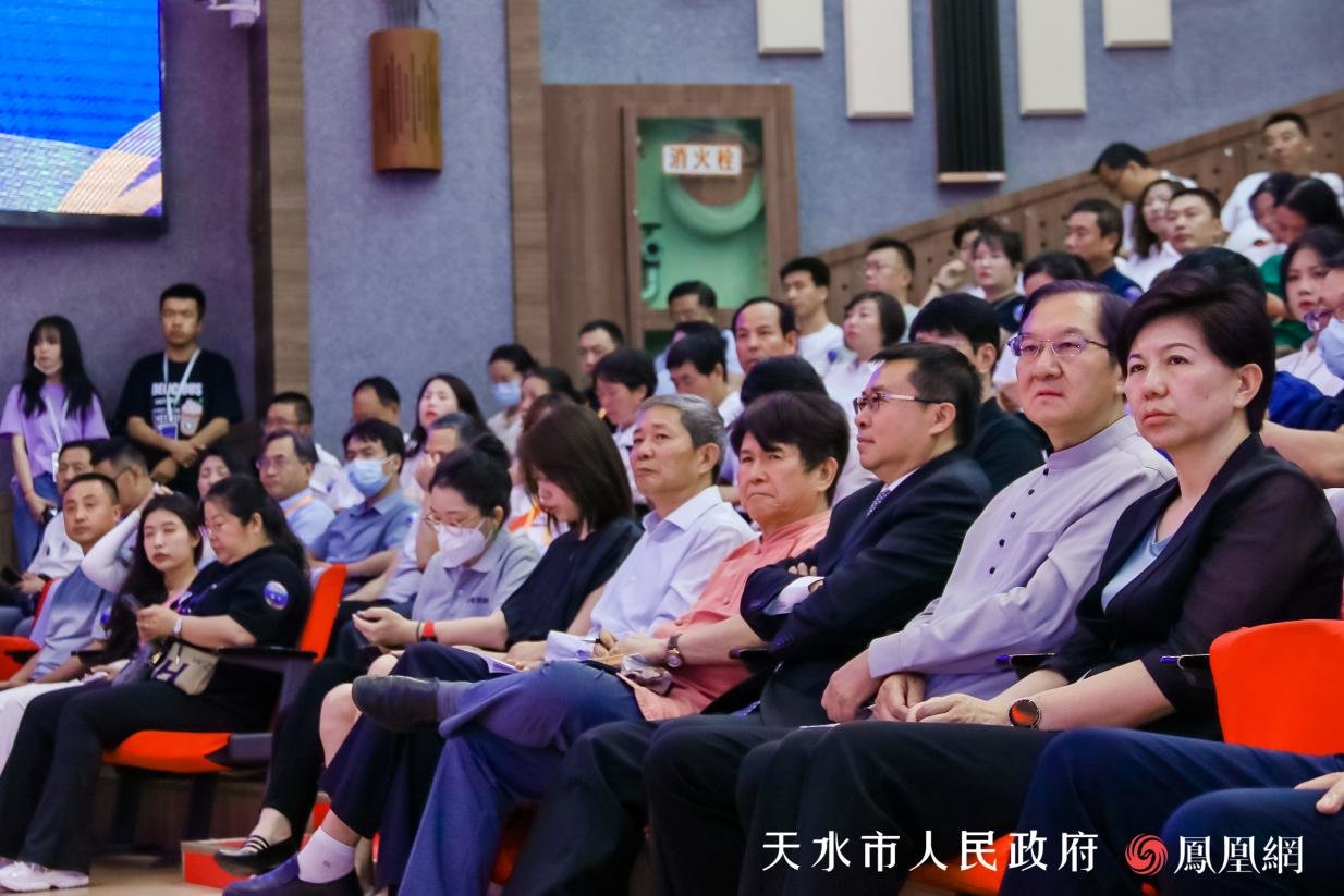 中国社会科学院学部委员、历史学部副主任、中国殷商文化学会会长王震中的演讲吸引现场观众走进伏羲时代,共同探寻伏羲文化起源。