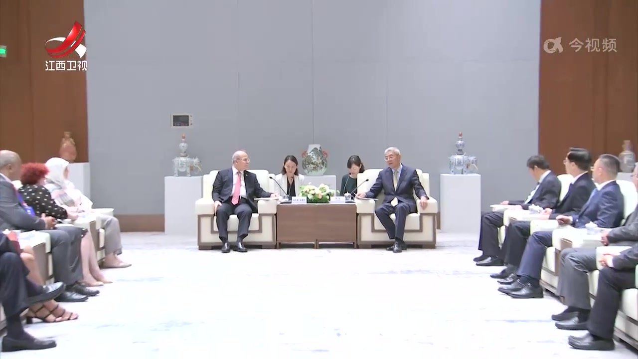 尹弘会见出席2023战略传播论坛驻华使节团_凤凰网视频_凤凰网