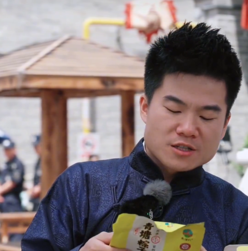 图为董宇辉直播销售青塘粽子（图源：抖音）