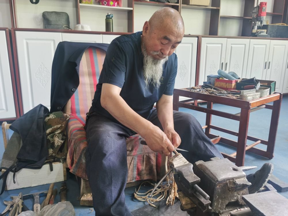 麦丽扎提&middot;满加尔正在制作皮具 新华社记者 崔翰超 摄