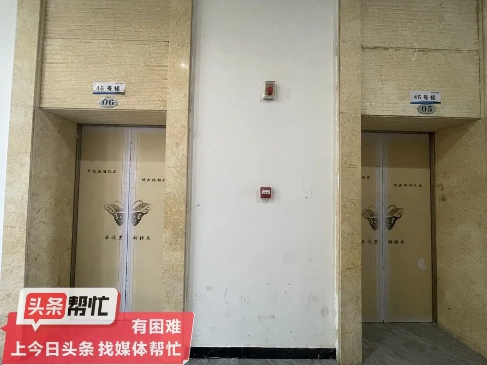 △写字楼走廊处，这两台电梯的外部并无按钮。