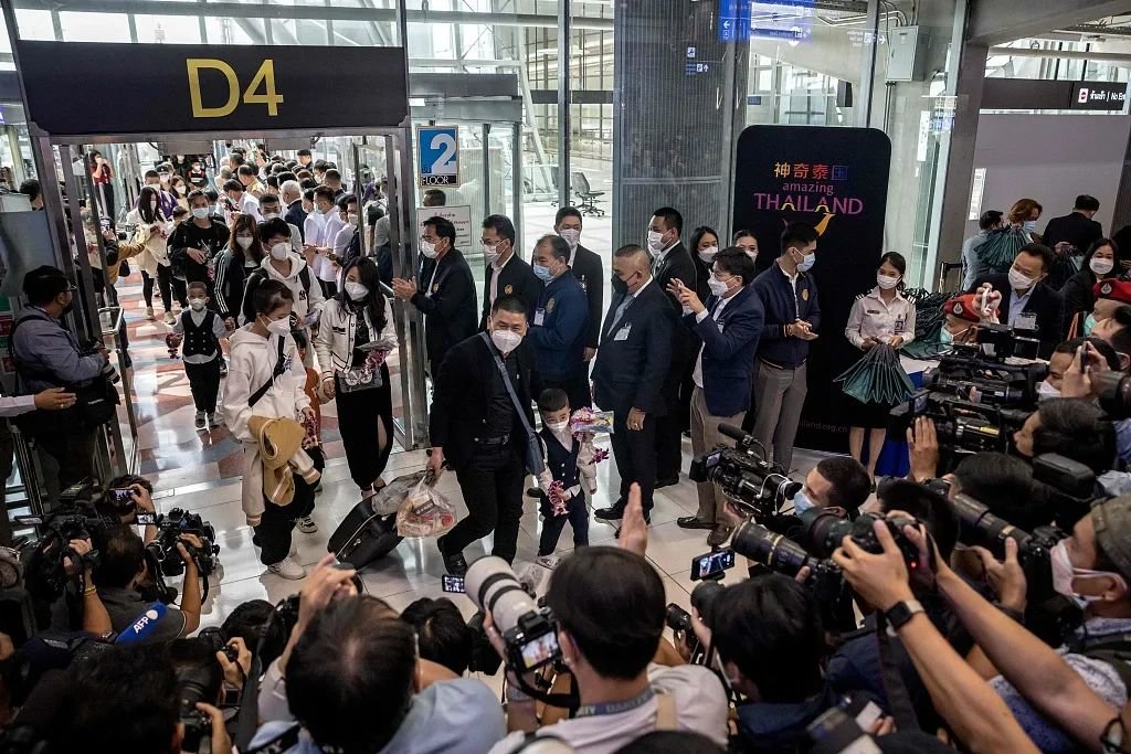 2023年1月9日，中国游客抵达泰国曼谷素万那普机场，泰国官员及媒体一同等候欢迎中国游客。图源：澎湃新闻