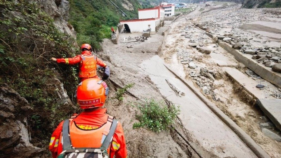 汶川泥石流现场消防员：怕有暴雨再袭，不敢脱下作战服入睡