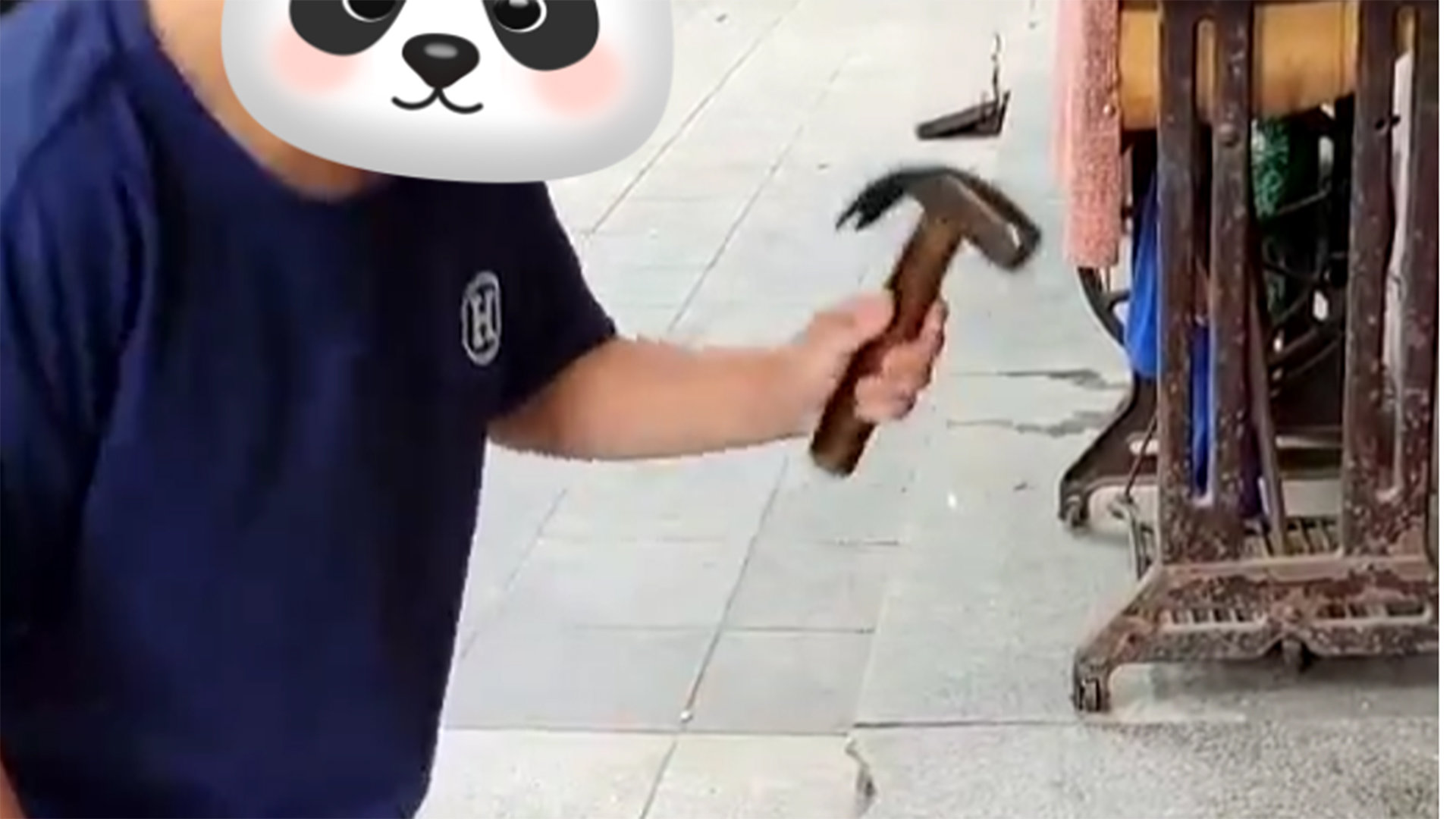 儿子偷玩手机被爸爸强令亲手砸手机，爸爸：不能惯着他