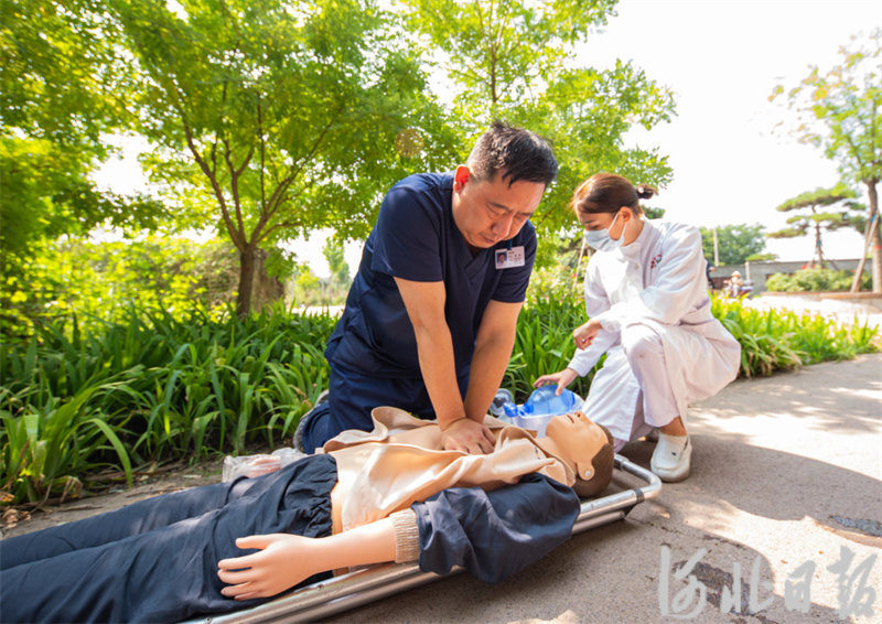 6月26日，医护人员模拟抢救落水人员。