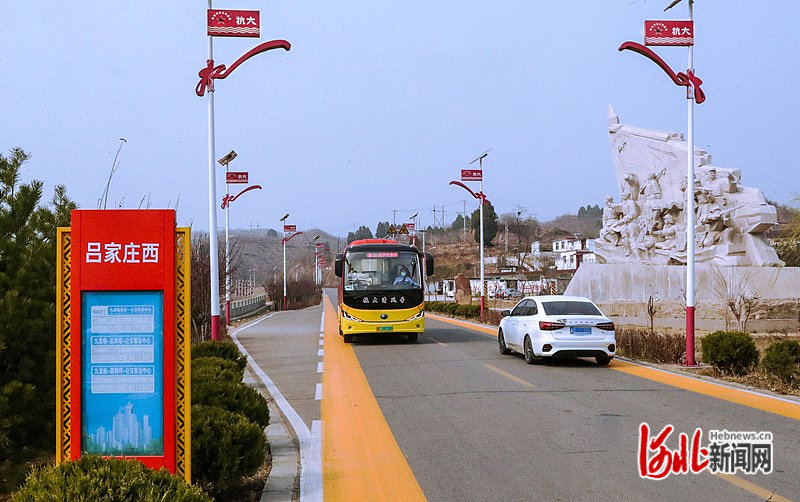邢台市信都区抗大路上开通了公交车，极大方便了沿线村民出行。 河北日报通讯员樊连贵摄