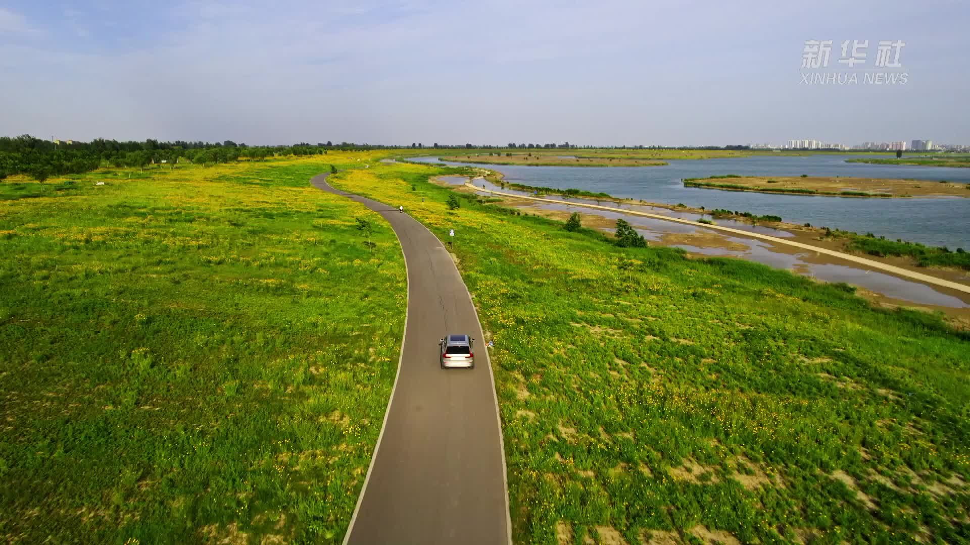 河北石家庄：水清岸绿花成海 滹沱美景醉游人