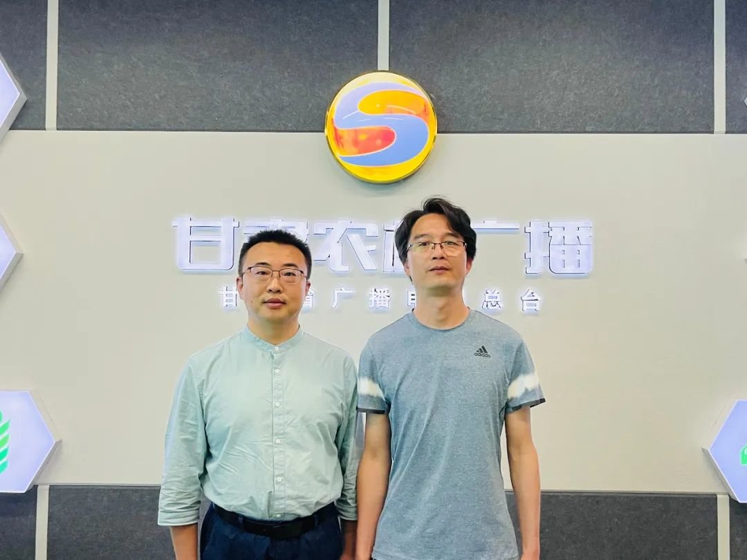 嘉宾文新和主持人大春合影