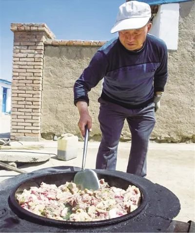 ▲新疆维吾尔自治区哈密市巴里坤哈萨克自治县，当地人在制作鏊子肉。