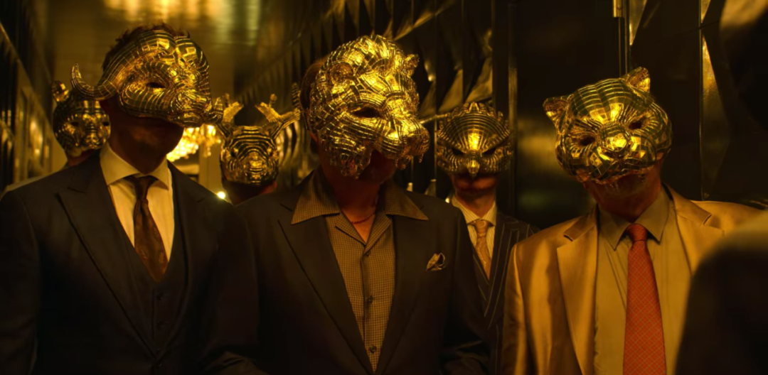 2021年韩剧《鱿鱼游戏》全球大热，居中戴着黄金面具的VIP形象被指暗喻美欧等国际强权。