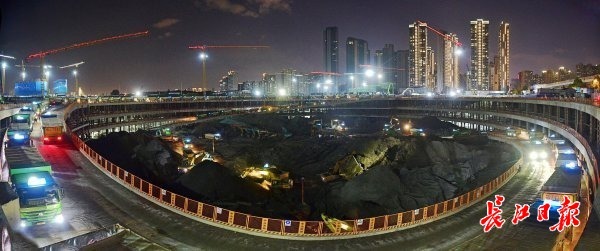 6月27日晚8时许，周大福金融中心施工现场灯火通明。 记者李永刚 摄