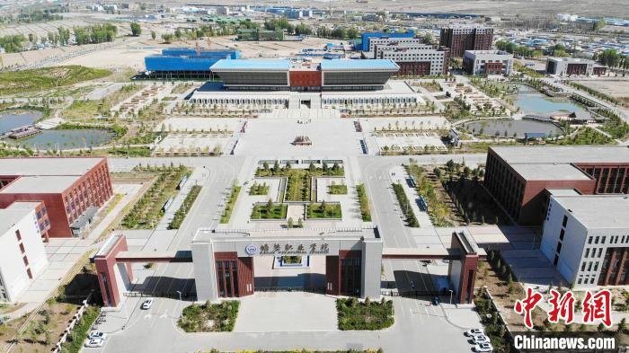 2021年5月上旬,航拍位于甘肃张掖市山丹县的培黎职业学院。(资料图) 高展 摄